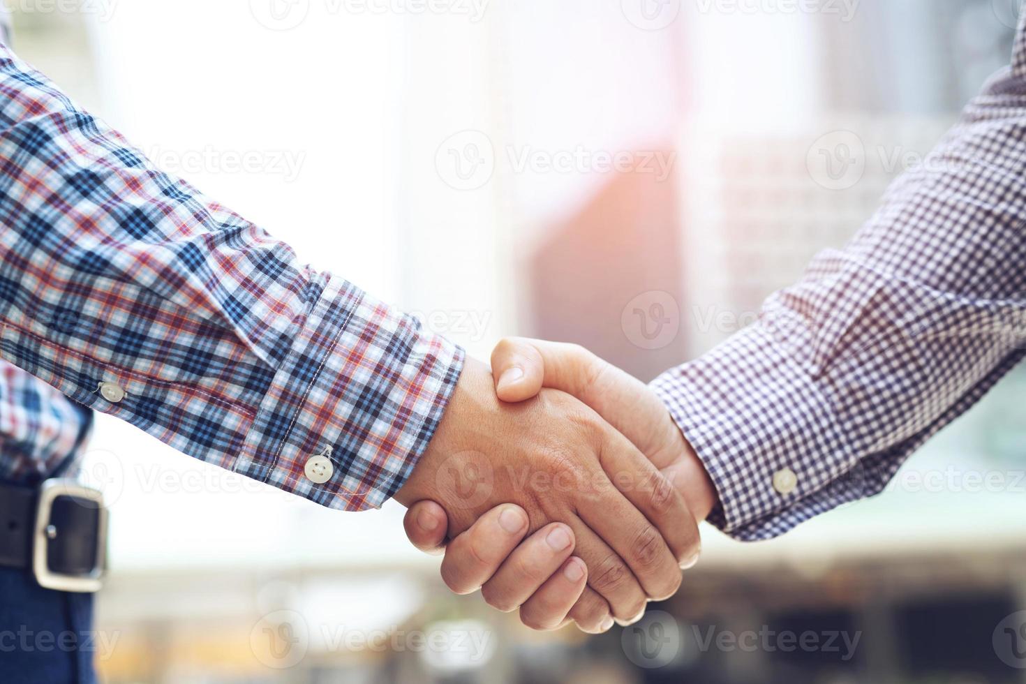 close-up van een zakenman hand schudden tussen twee collega's ok, slagen in het bedrijfsleven hand in hand. laat ruimte om een beschrijving van het bericht te schrijven. foto