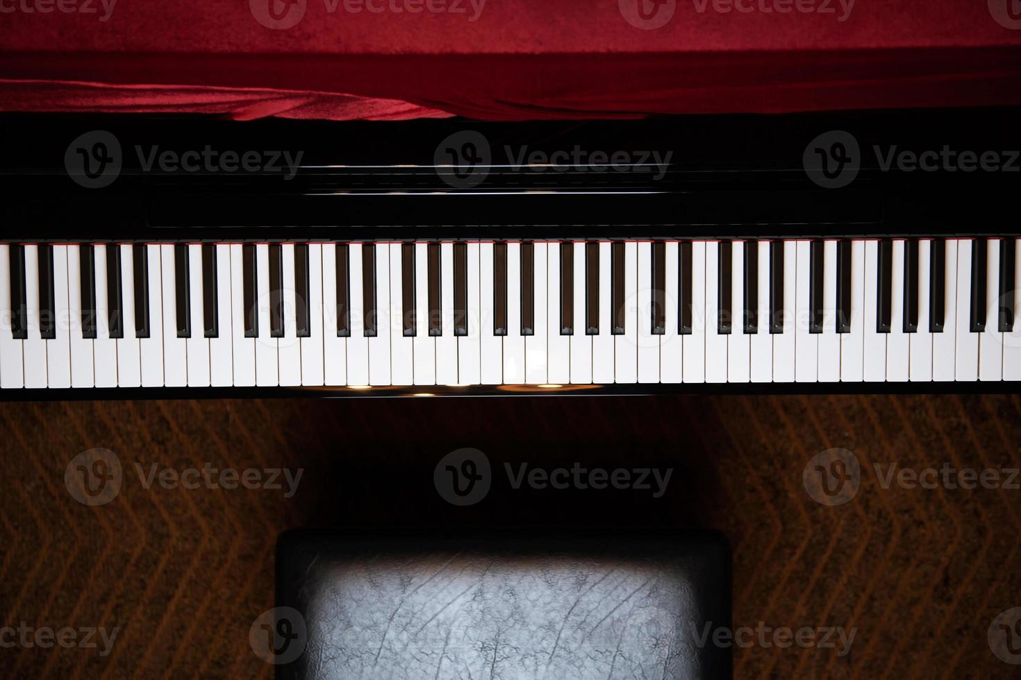close-up van pianotoetsenbord met selectieve focustoetsen. kan als achtergrond worden gebruikt. foto