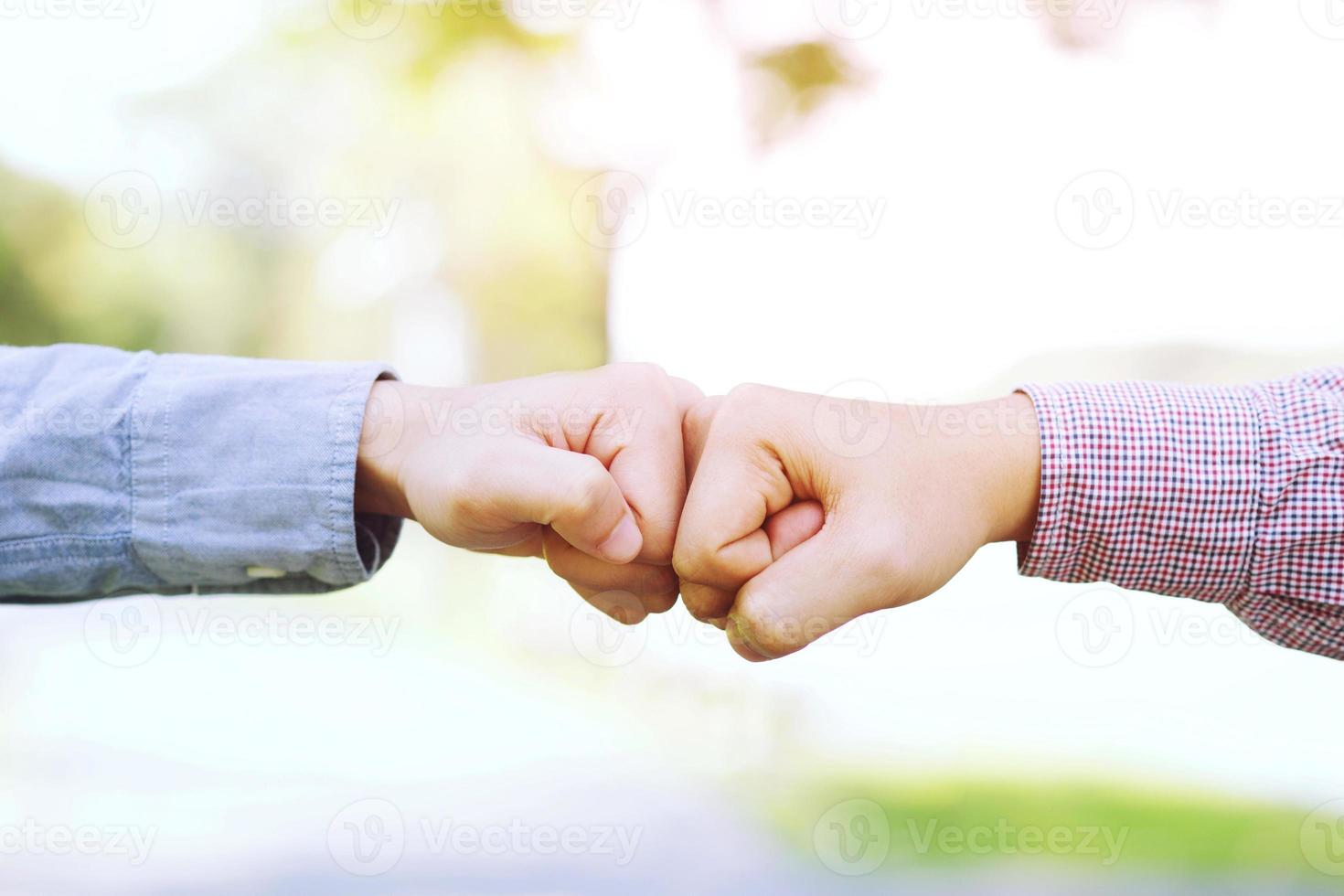 close-up zakenman botsing tussen punch twee vuisten aanval van een andere hand. concept van confrontatie in het bedrijfsleven, concurrentie enz. Kopie laat lege ruimte voor tekst. foto