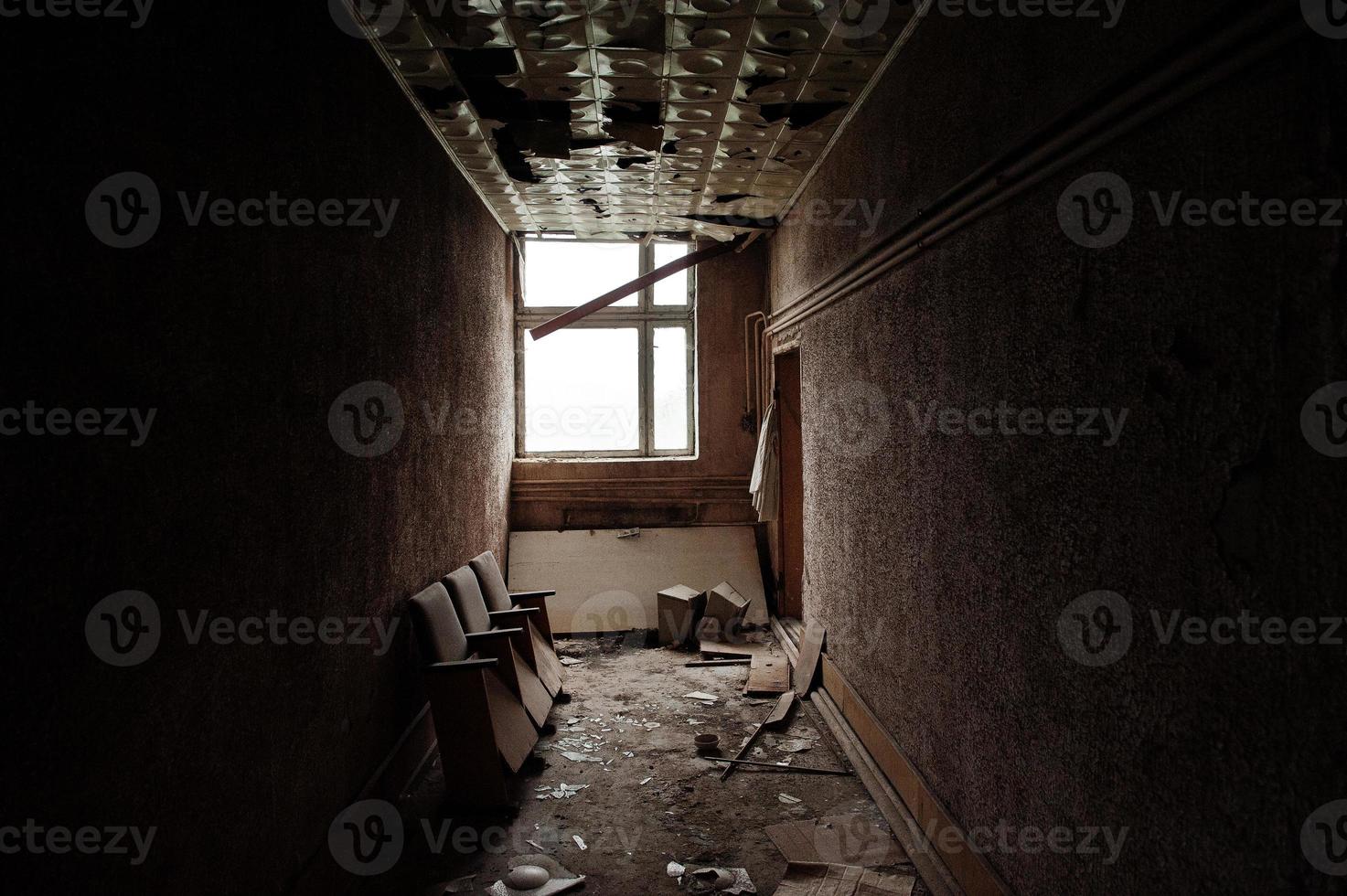 industrieel interieur van een oude verlaten fabriek. foto