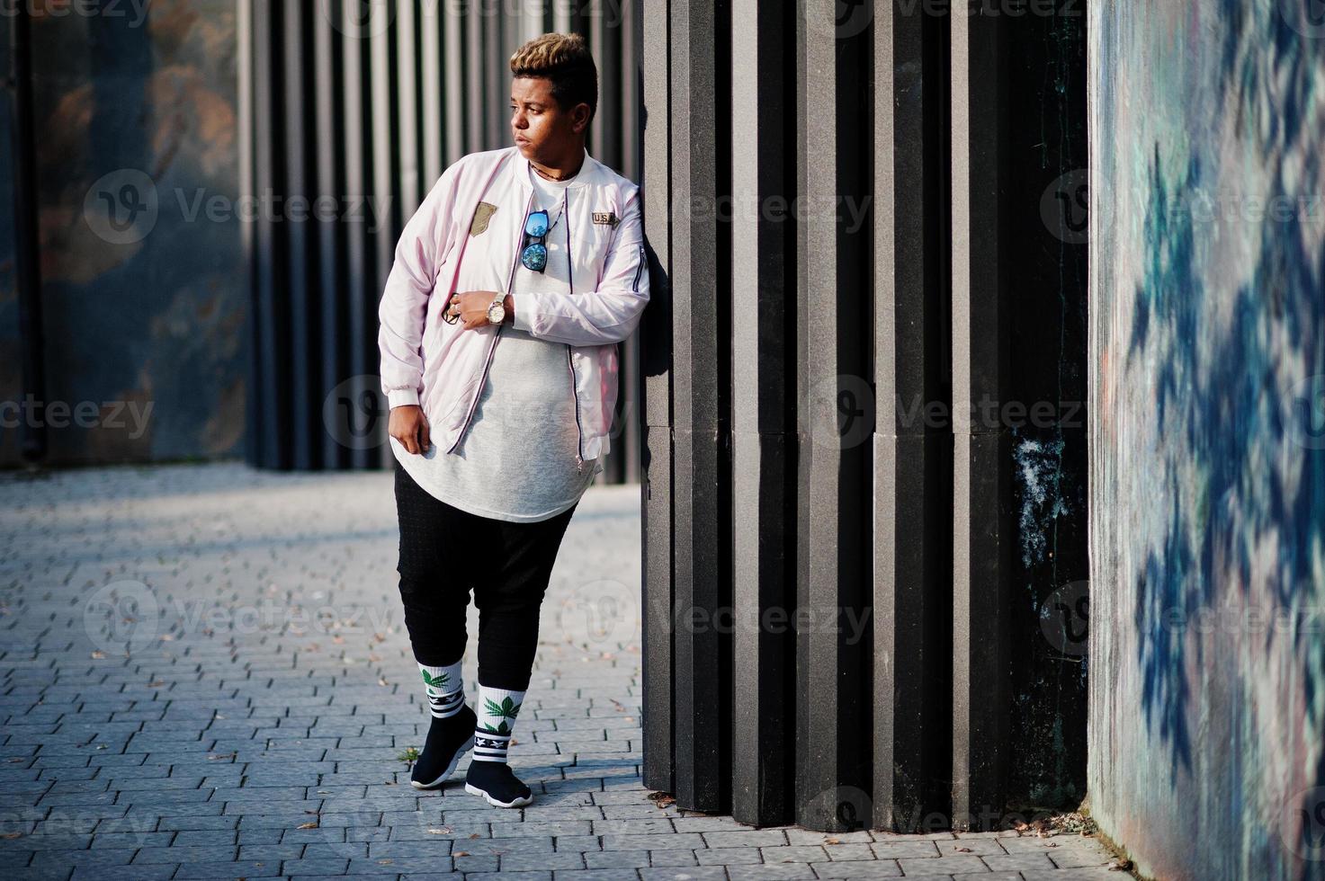 stijlvolle hipster Arabische man man poseerde buiten in de straat. stijl rap zanger. foto