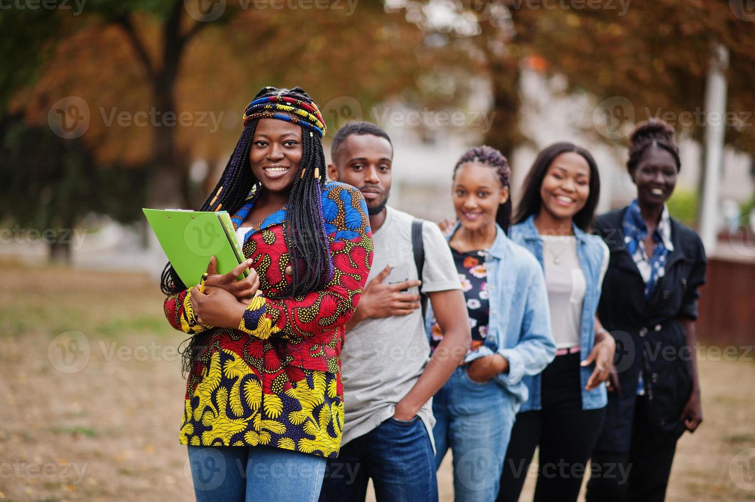 rij van groep vijf Afrikaanse studenten die samen tijd doorbrengen op de campus op het universiteitsterrein. zwarte afro-vrienden studeren. onderwijs thema. foto