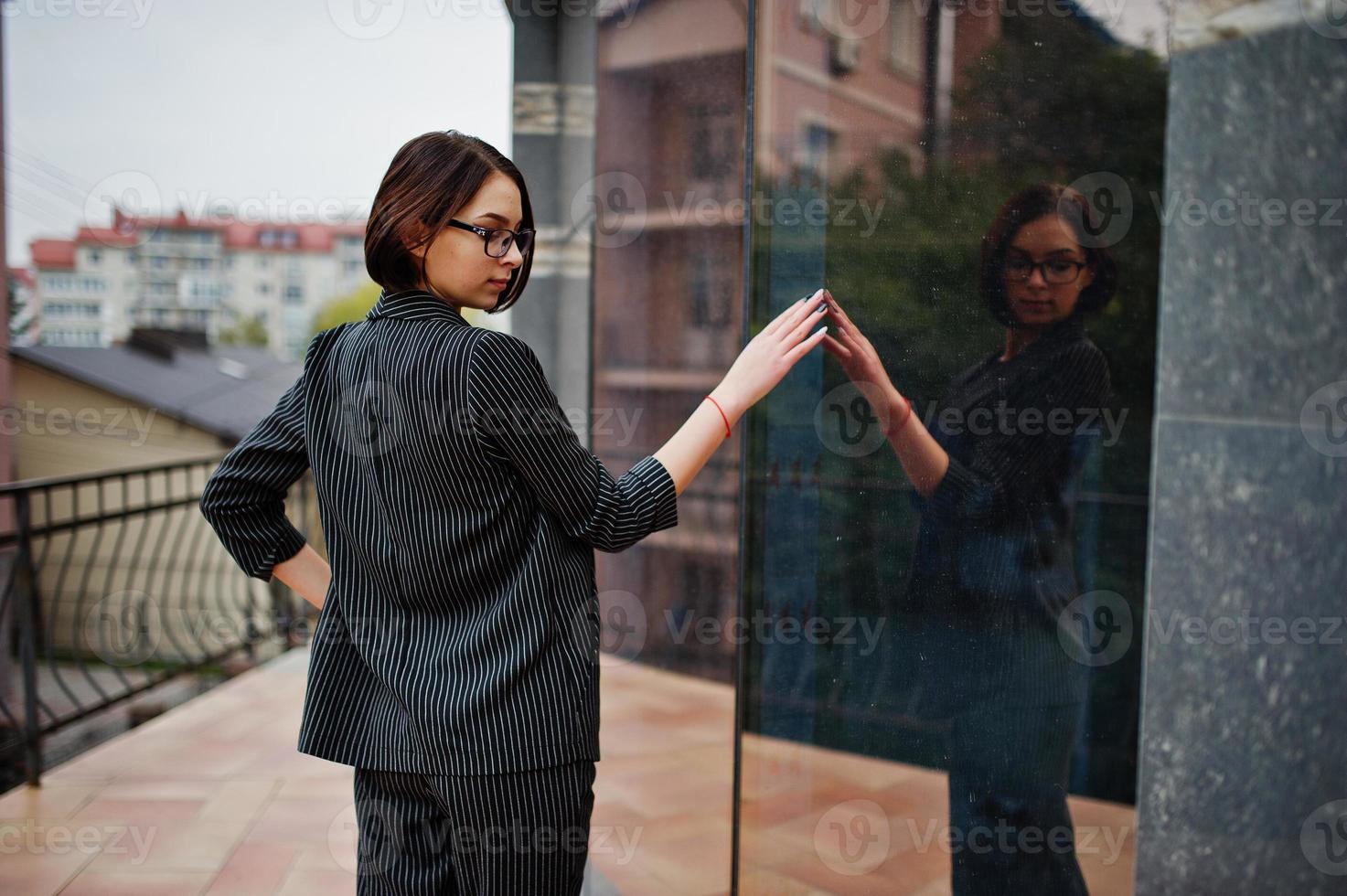 een lange langbenige jonge mooie en elegante model vrouw. zakenvrouw op bril. foto