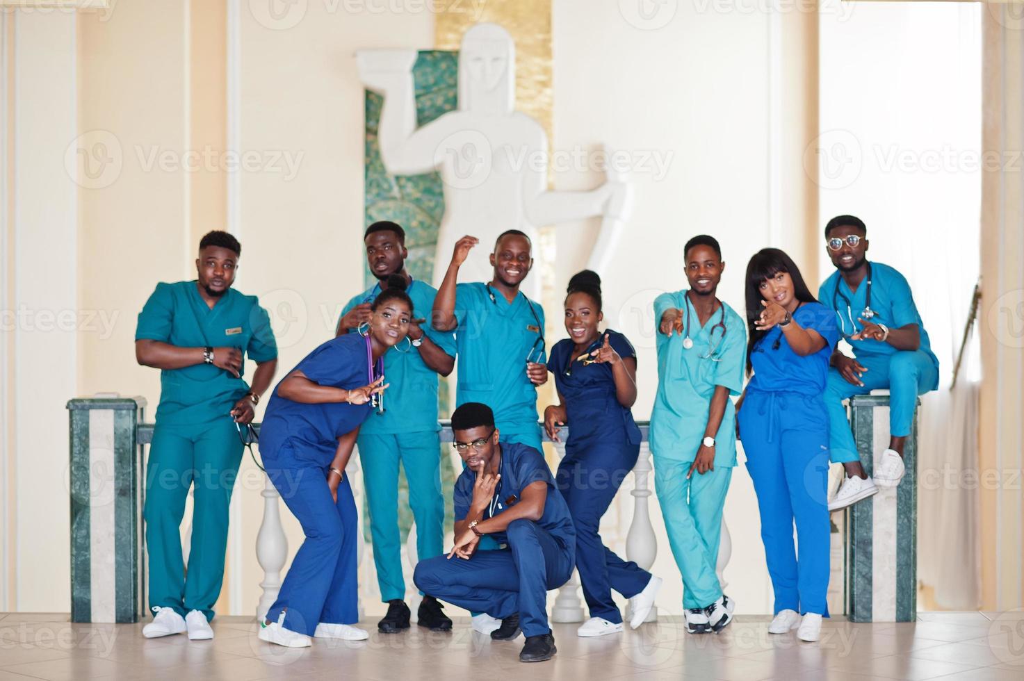 groep afrikaanse medische studenten op de universiteit die samen plezier hebben. foto