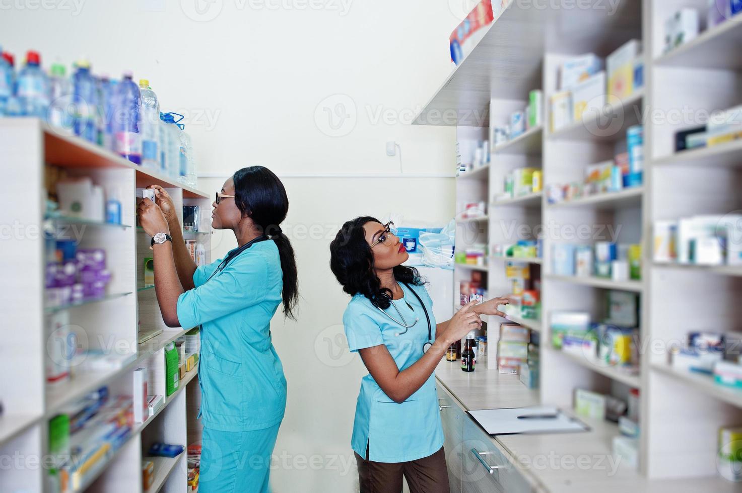 twee Afro-Amerikaanse apothekers werken in drogisterij bij ziekenhuisapotheek. afrikaanse gezondheidszorg. foto