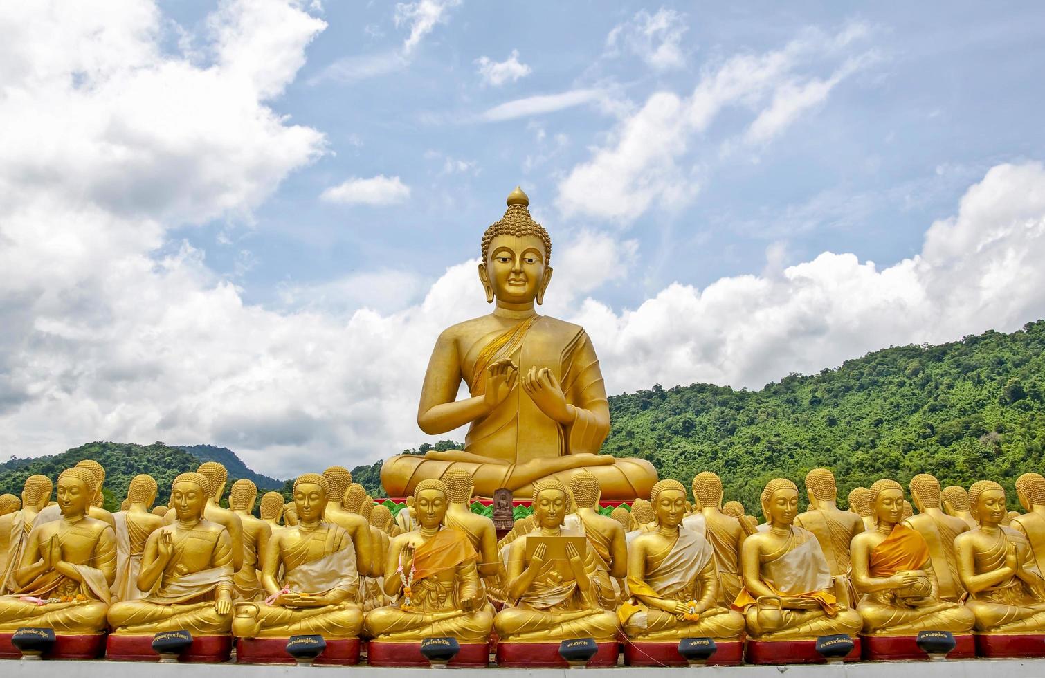 gouden boeddhabeeld bij boeddhaherdenkingspark, thailand foto