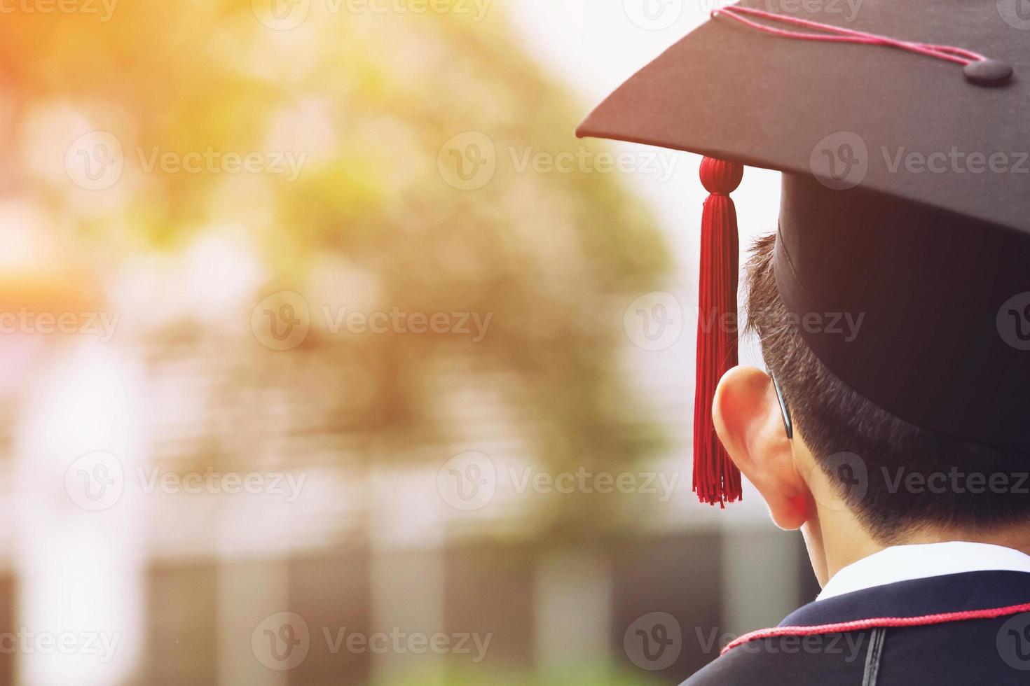 schot van afstuderen hoeden tijdens aanvang succes afgestudeerden van de universiteit, concept onderwijs felicitatie. diploma-uitreiking, feliciteerde de afgestudeerden op de universiteit tijdens het begin! foto