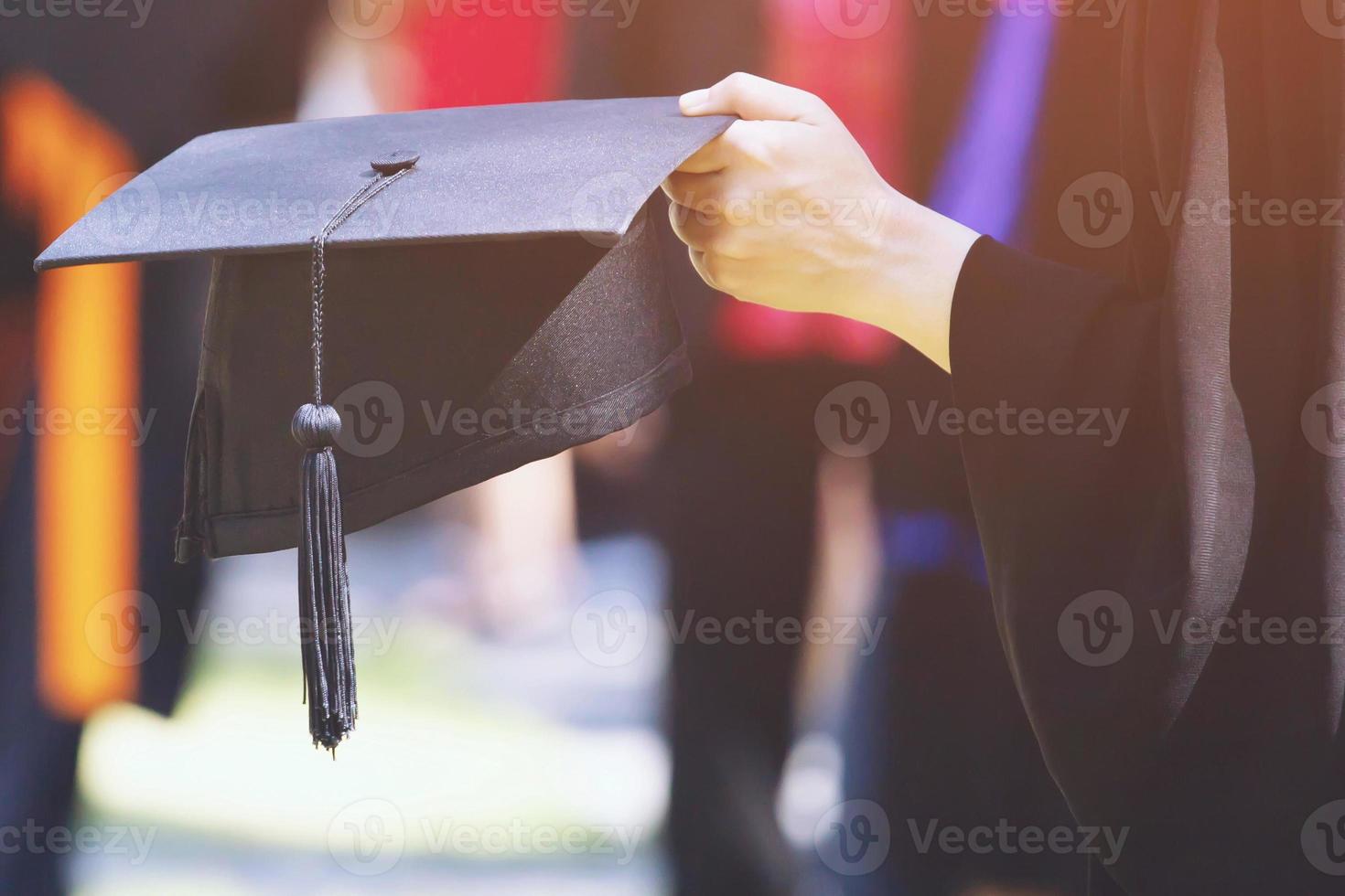 schot van afstuderen hoeden tijdens aanvang succes afgestudeerden van de universiteit, concept onderwijs felicitatie. diploma-uitreiking, feliciteerde de afgestudeerden op de universiteit tijdens het begin. foto