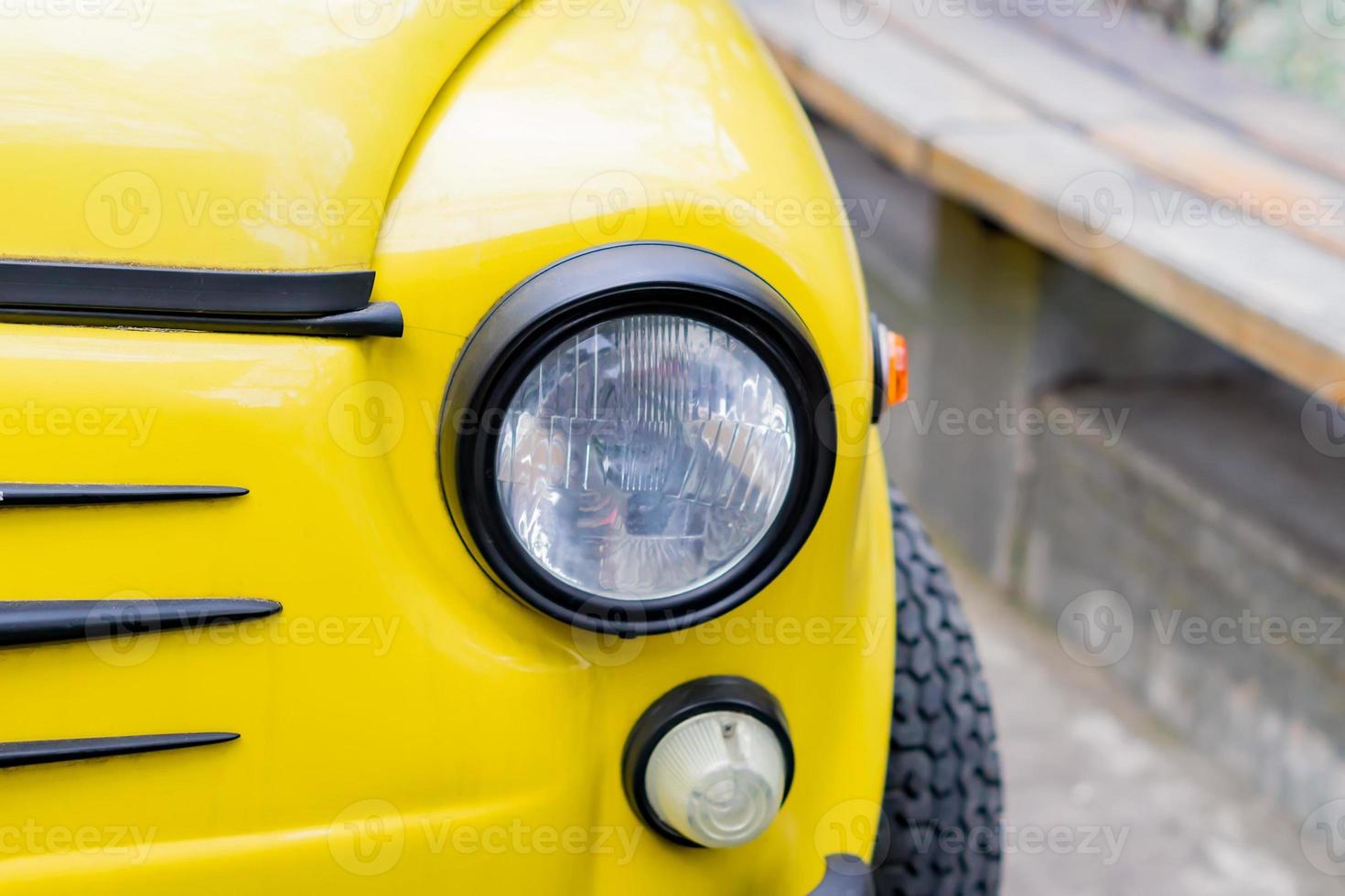 close-up van gele auto ronde koplampen 10596353 Vecteezy