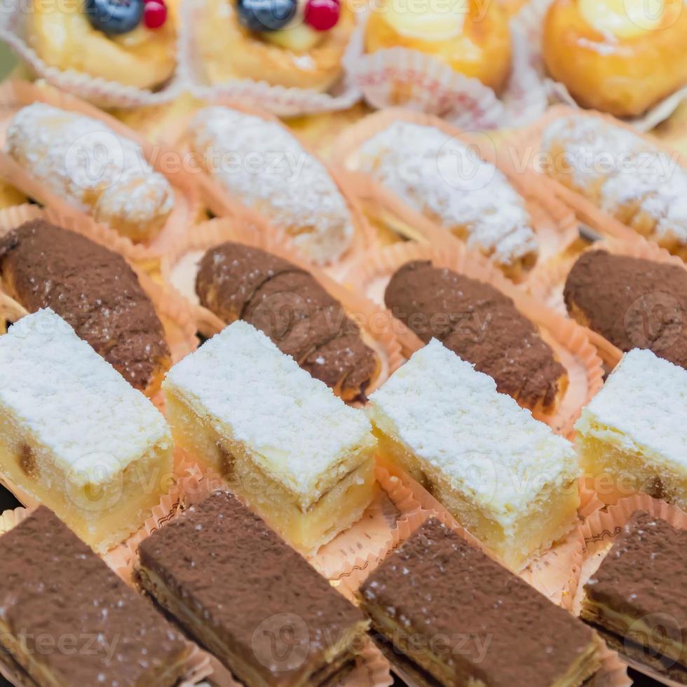 banketbakkerij etalage met een verscheidenheid aan mini-desserts en cakes, selectieve focus foto