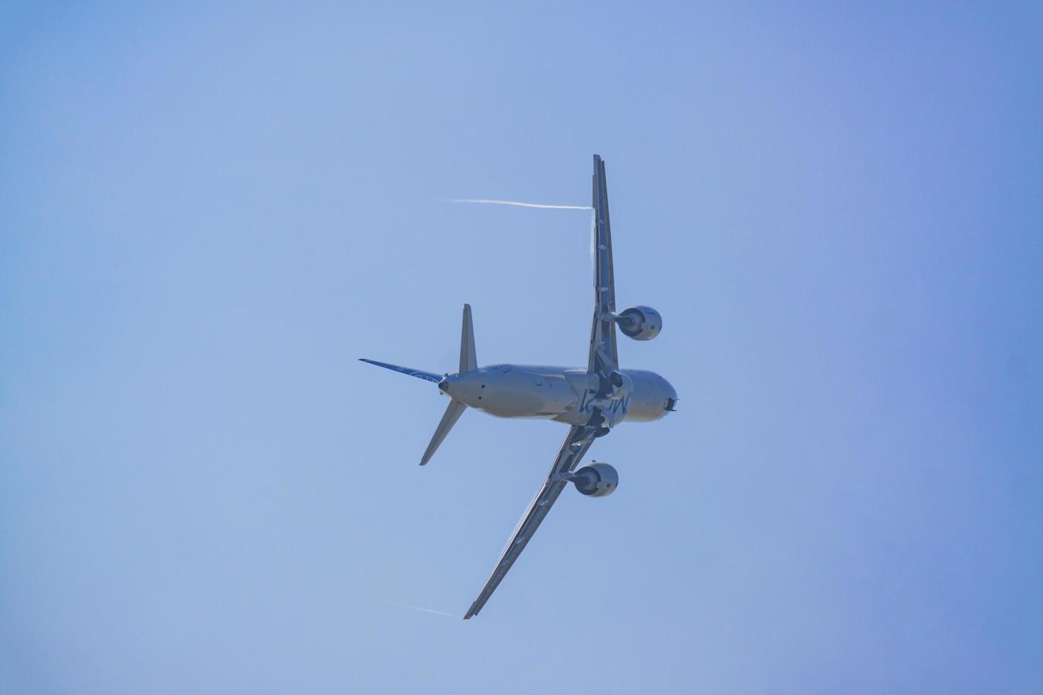 zhukovsky, rusland, 2019 - nieuw russisch passagiersvliegtuig ms-21 in de lucht. een demonstratievlucht op de vliegshow maks-2019 foto