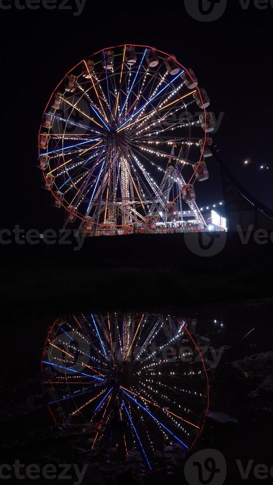 foto van grote schommel in kermis.