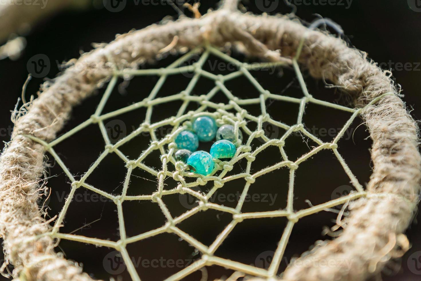 close up van een dromenvanger met turquoise kralen foto