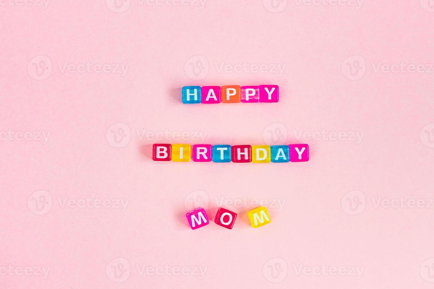 gelukkige verjaardag moeder inscriptie gemaakt van kleurrijke kubus kralen met letters. feestelijk roze achtergrondconcept met exemplaarruimte foto