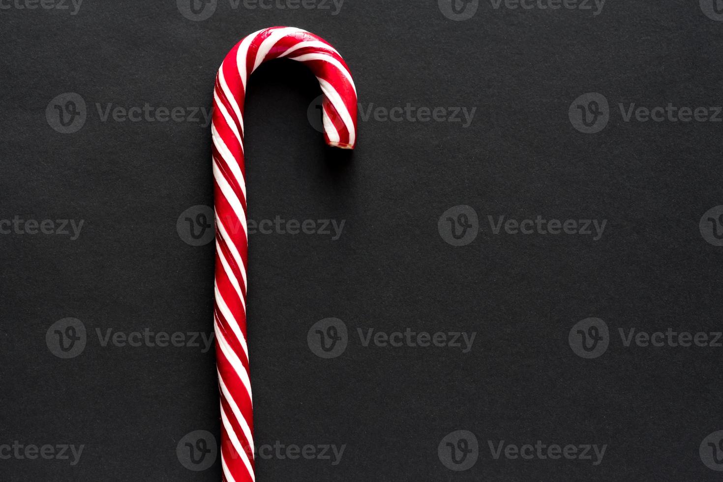 traditionele candy cane op zwarte achtergrond. nieuwjaar en kerstconcept foto