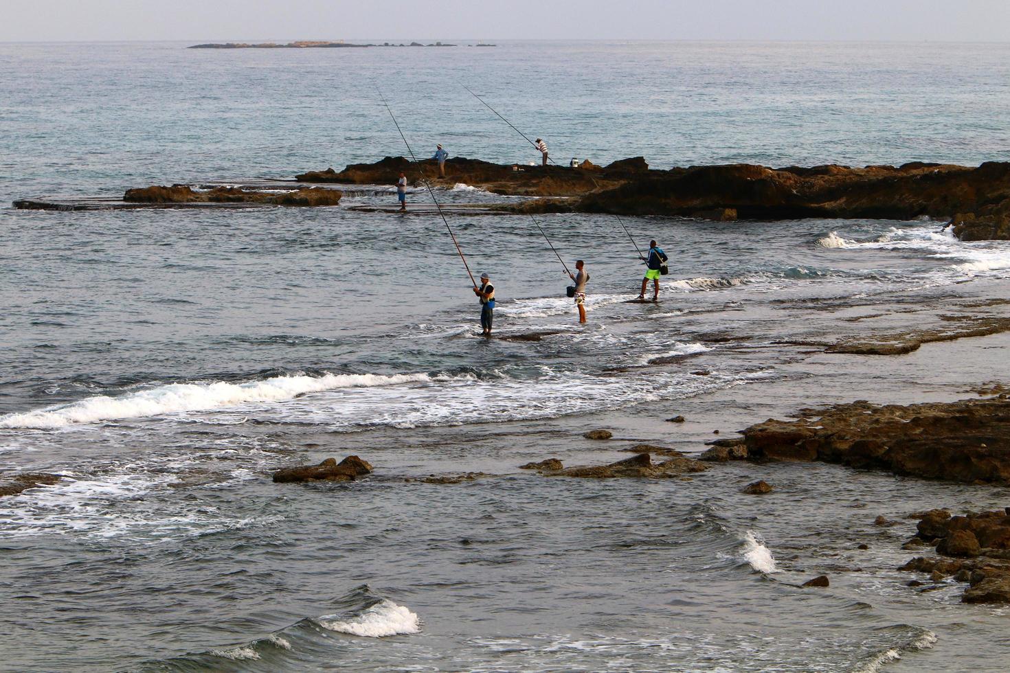 Nahariya Israël 16 augustus 2021 mensen rusten aan de oevers van de Middellandse Zee foto