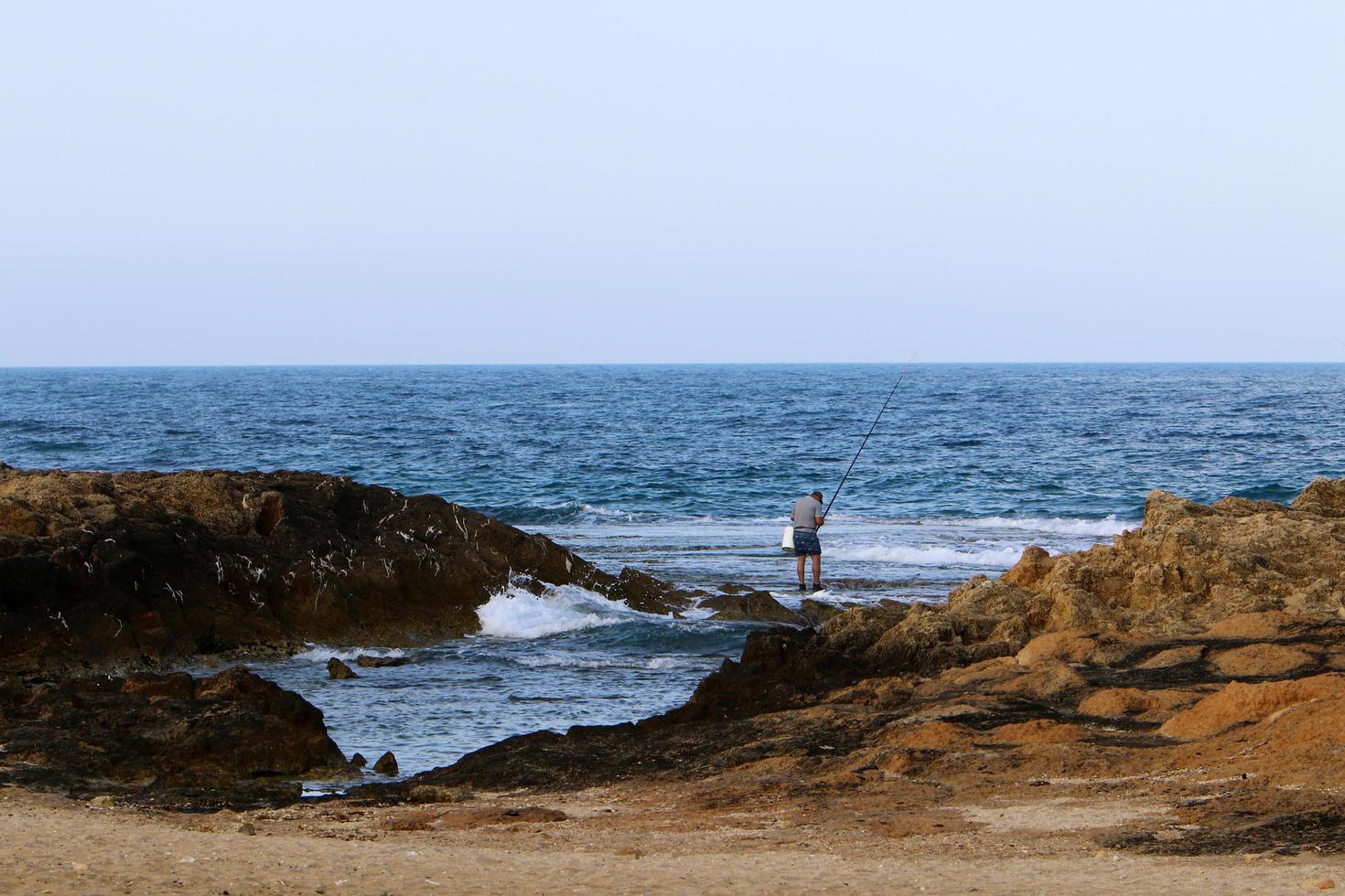 nahariya israël 16 juni 2020. man op vakantie in een stadspark in de buurt van de zee. foto