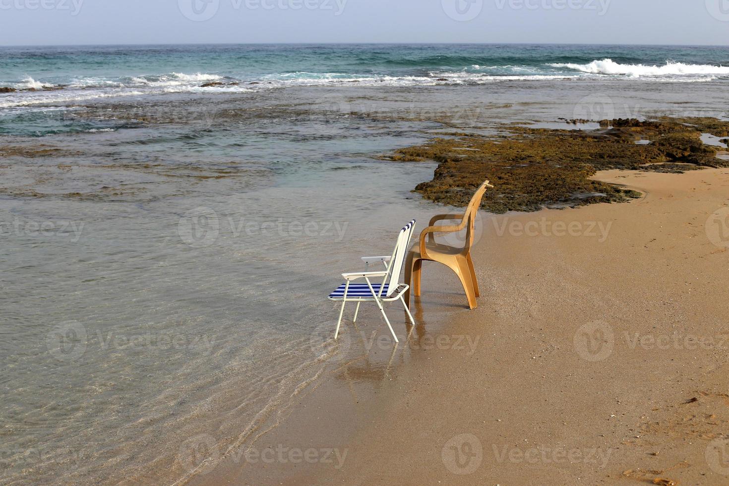 stoel om te ontspannen in een café aan de mediterrane kust foto