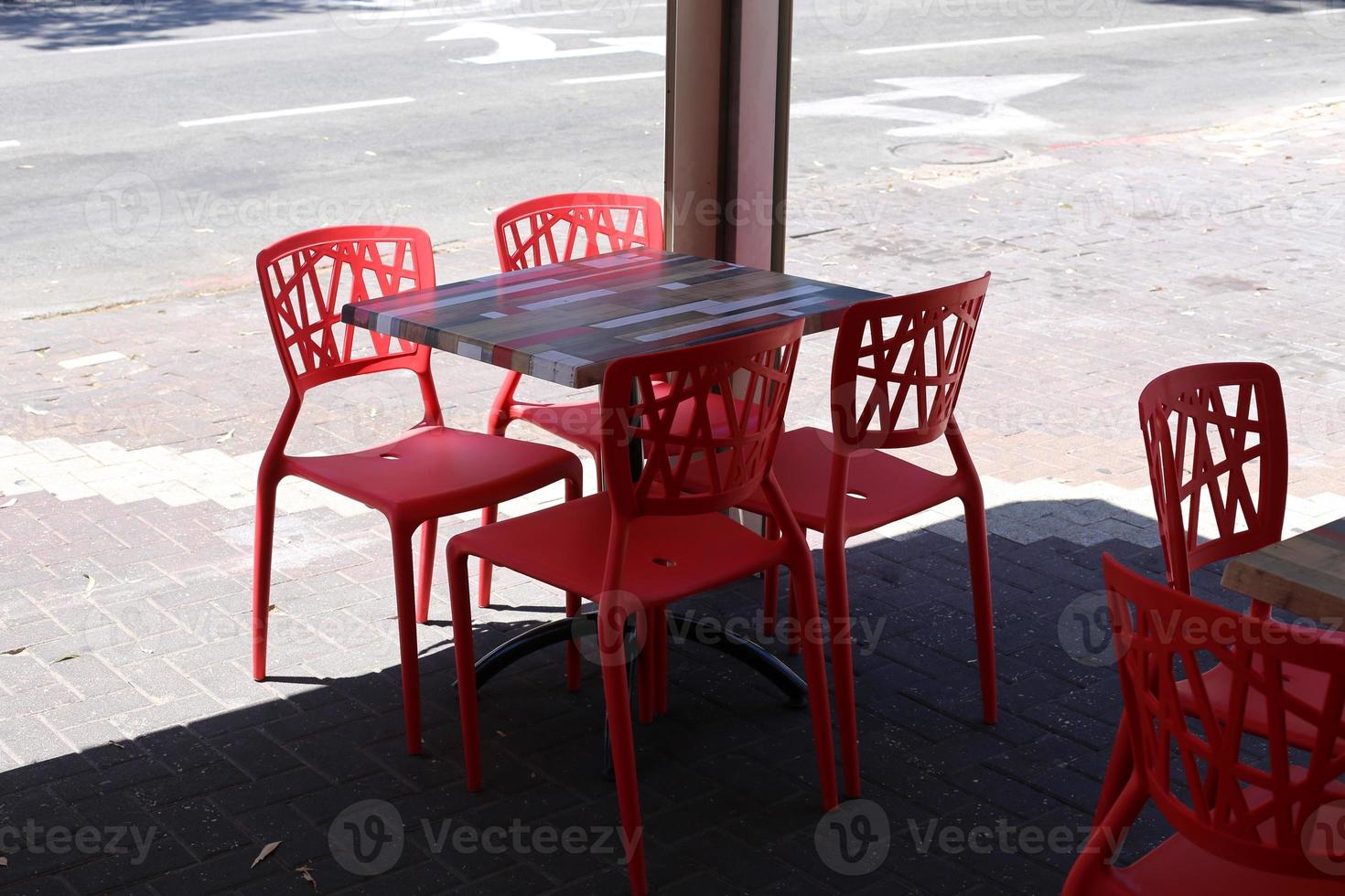 stoel om te ontspannen in een café aan de mediterrane kust foto