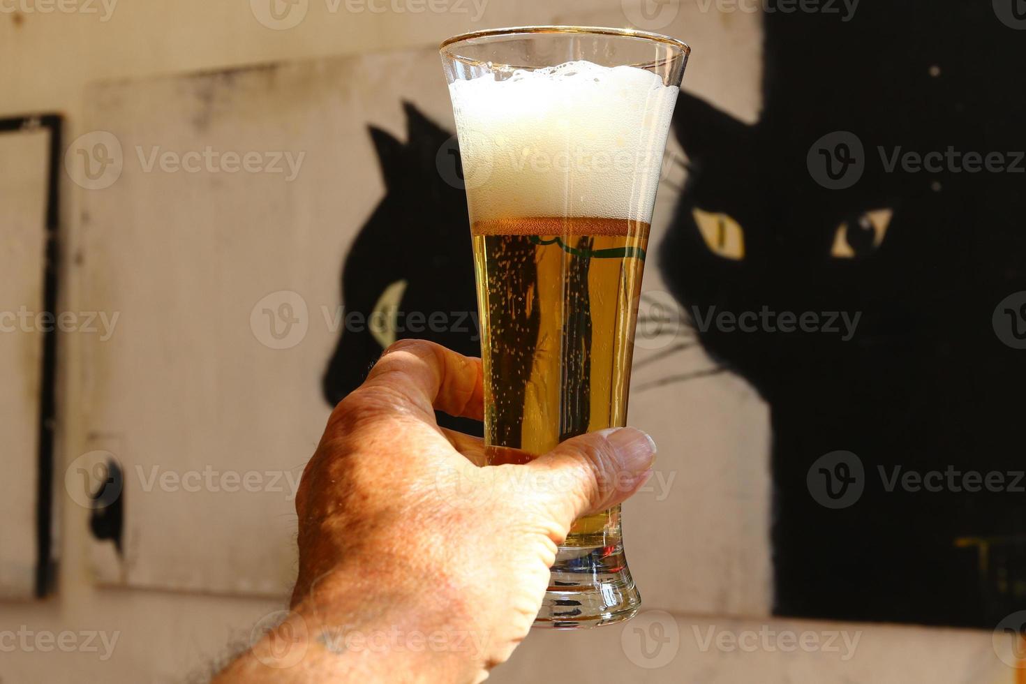 op tafel in het restaurant een glaasje vers en koud bier. foto