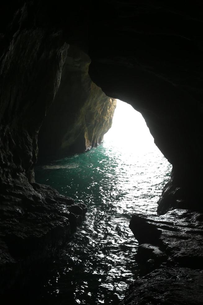 nahariya israël 17 augustus 2019. grotten in de krijtrotsen aan de oevers van de middellandse zee. foto