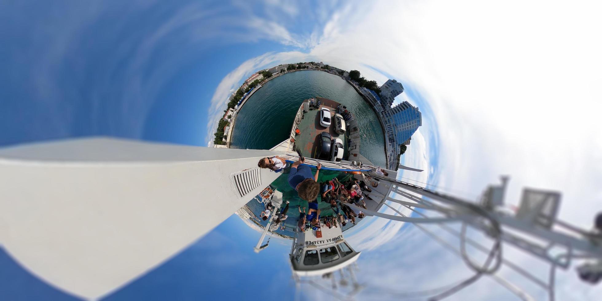 sevastopol, krim - 8 juni 2021 bolvormig panorama met uitzicht op de veerboot en mensen foto