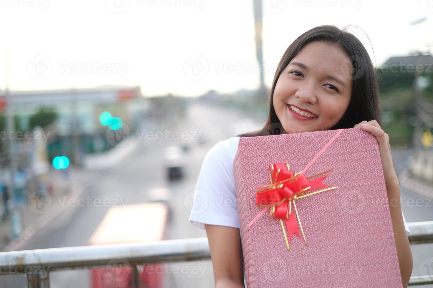 gelukkig jong meisje met geschenk doos. foto