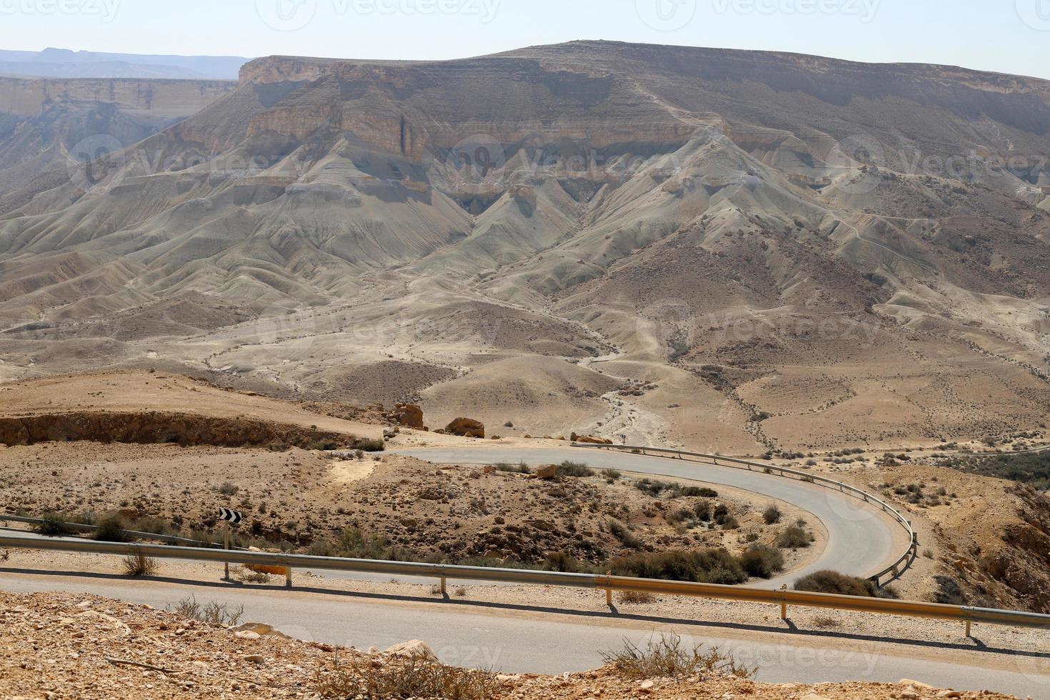 bergen en rotsen in de woestijn van Judea op het grondgebied van Israël. foto