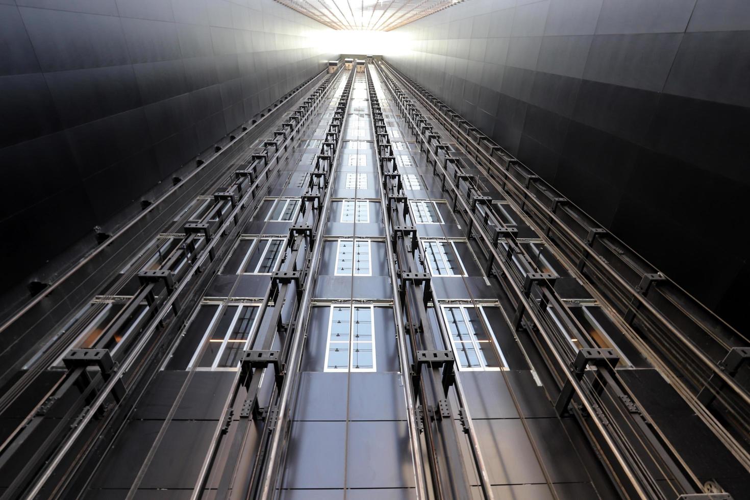 tel aviv israël 4 juni 2019. geometrische lijnen en figuren in constructie en architectuur. foto