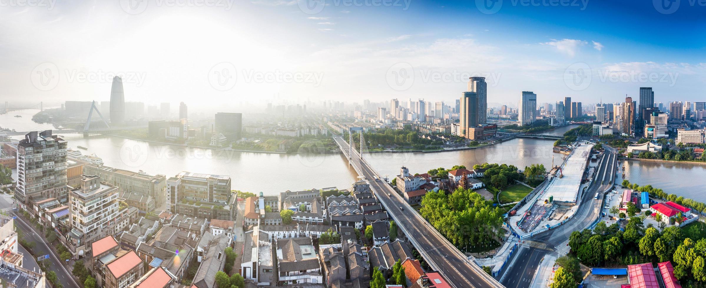 panoramisch uitzicht op hoge hoek van stadsgezicht op de rivieroever foto