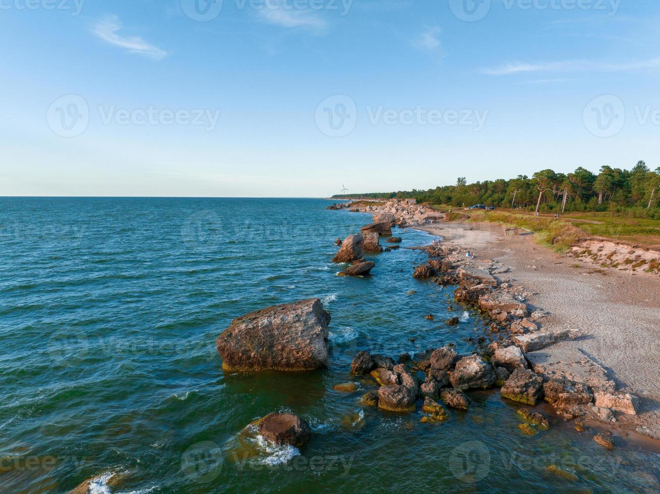 ruïnes van bunkers Aan de strand van de Baltisch zee, een deel van een oud fort in de voormalig Sovjet baseren karosta in beaja, Letland. zonsondergang landschap. foto