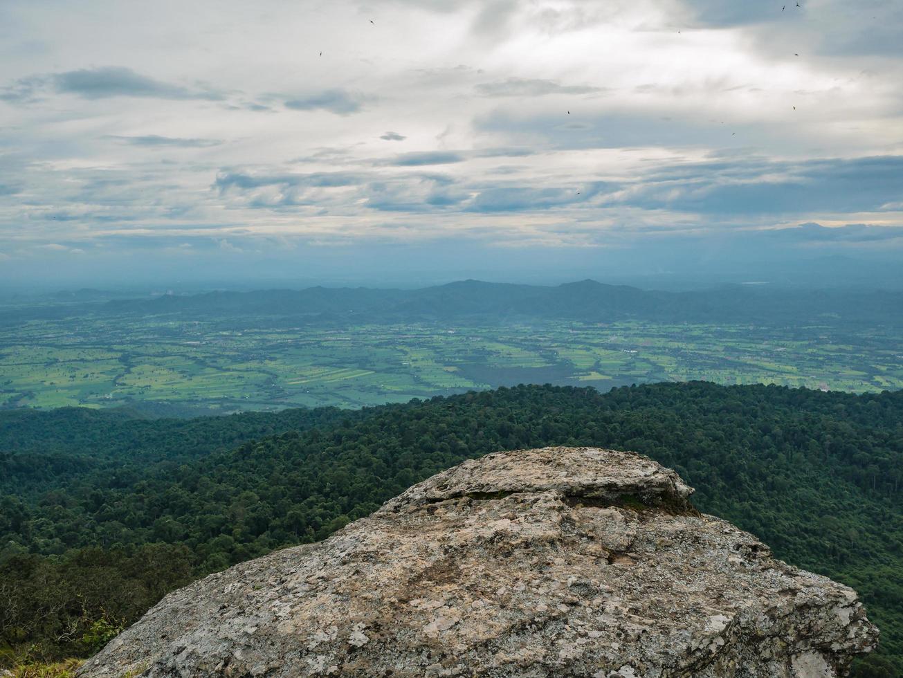 khao luang berg met mooi blauw wolk lucht in ramkhamhaeng nationaal park, sukhothai provincie Thailand foto