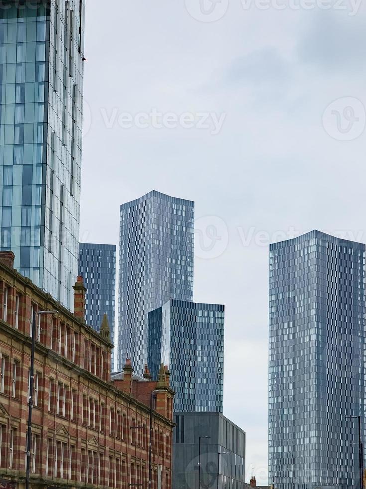 modern wolkenkrabber torens reeks tegen klassiek Victoriaans gebouwen in de omgeving van decansgate in Manchester, uk foto