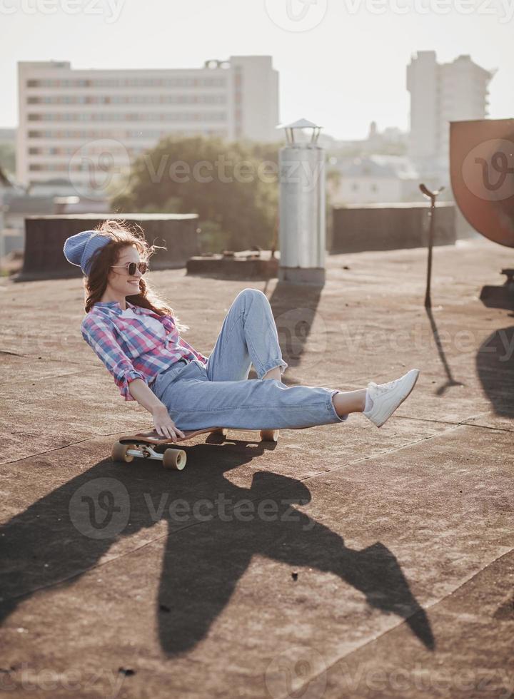 jong hipster meisje met skateboard foto