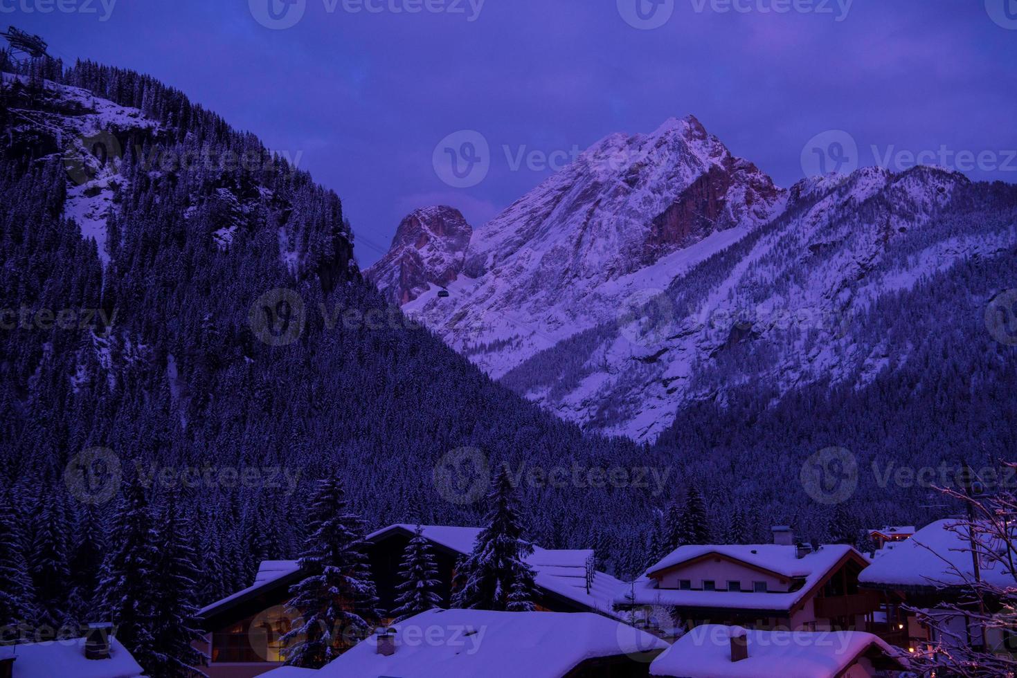 berg dorp in Alpen Bij nacht foto