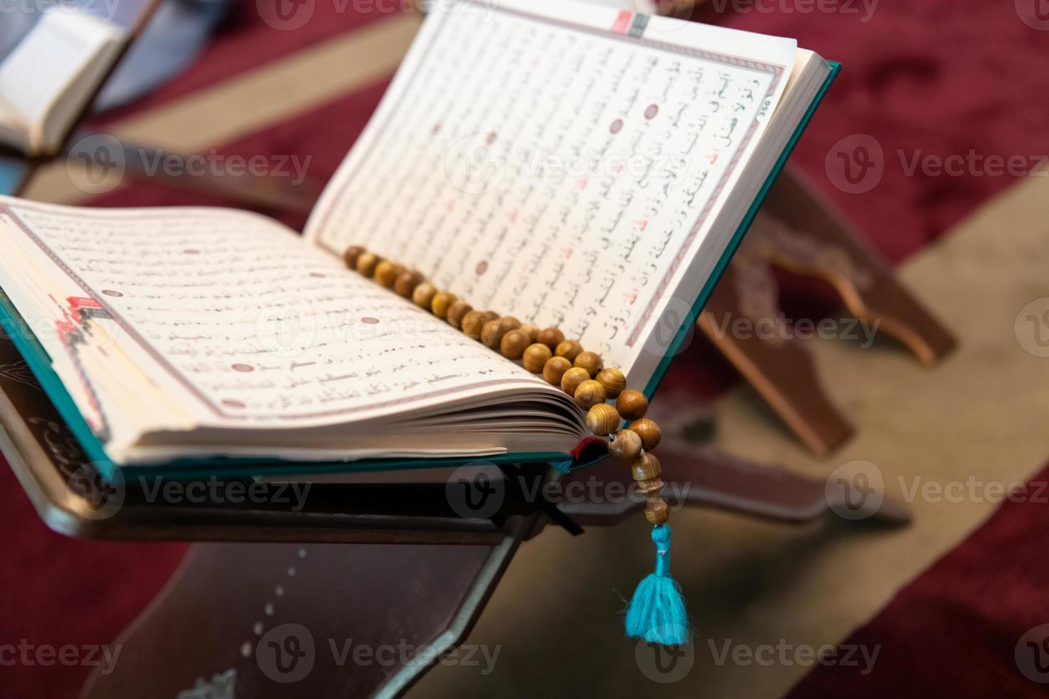 het heilige boek van de koran op de standaard foto