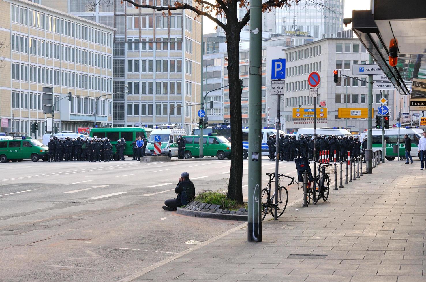 frankfurt, duitsland - 18 maart 2015 menigte politieagenten, demonstratie blockupy foto