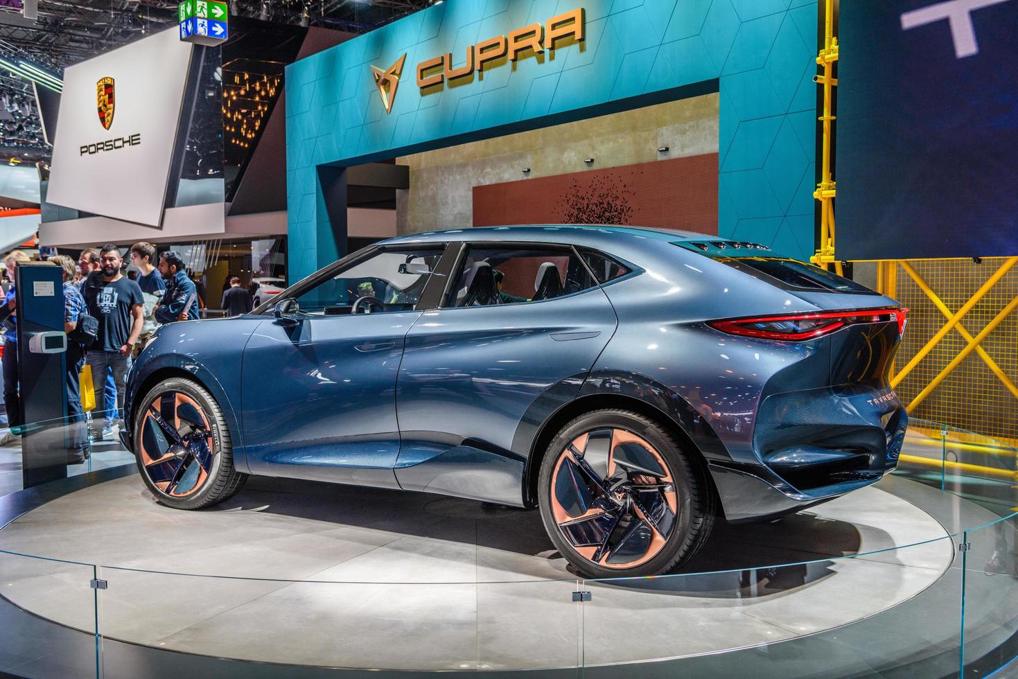 Frankfurt, Duitsland - september 2019 blauw cupra tavascan elektrisch suv concept auto, iaa Internationale motor tonen auto tentoonstelling foto