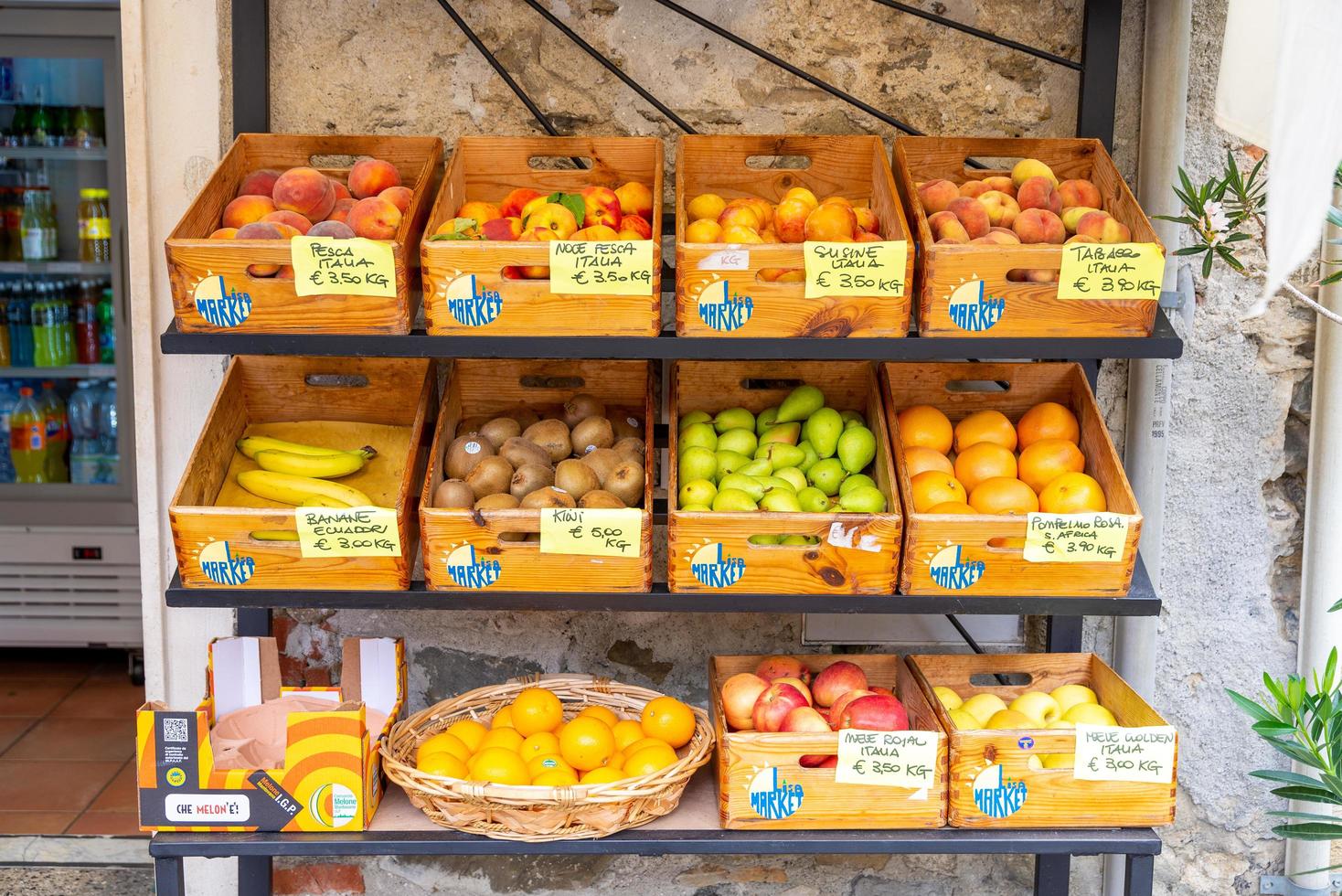 plank met divers fruit voor uitverkoop foto