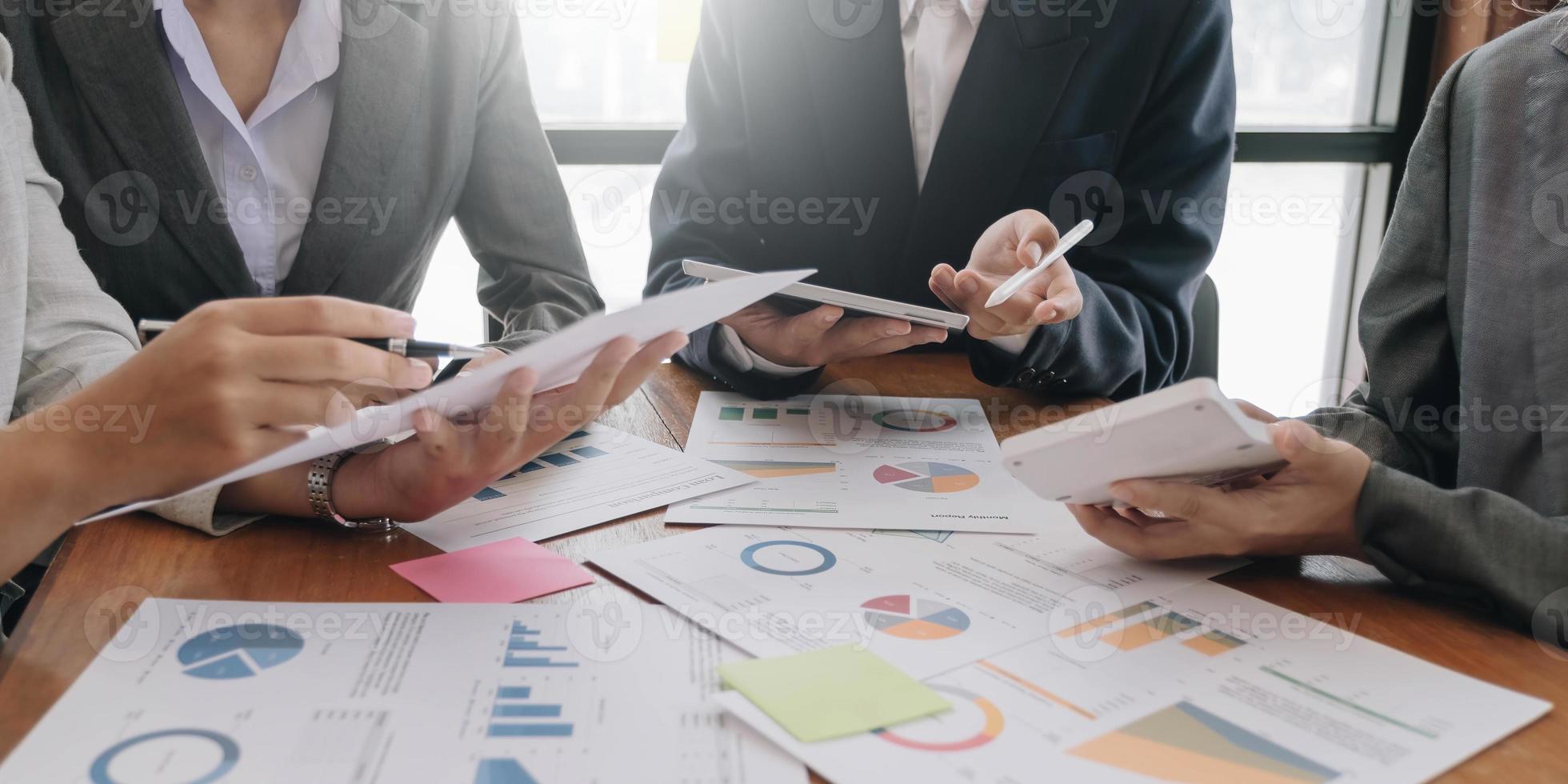 bedrijf mensen vergadering in kantoor naar schrijven memo's Aan tablet strategisch planning en brainstorming collega concept foto