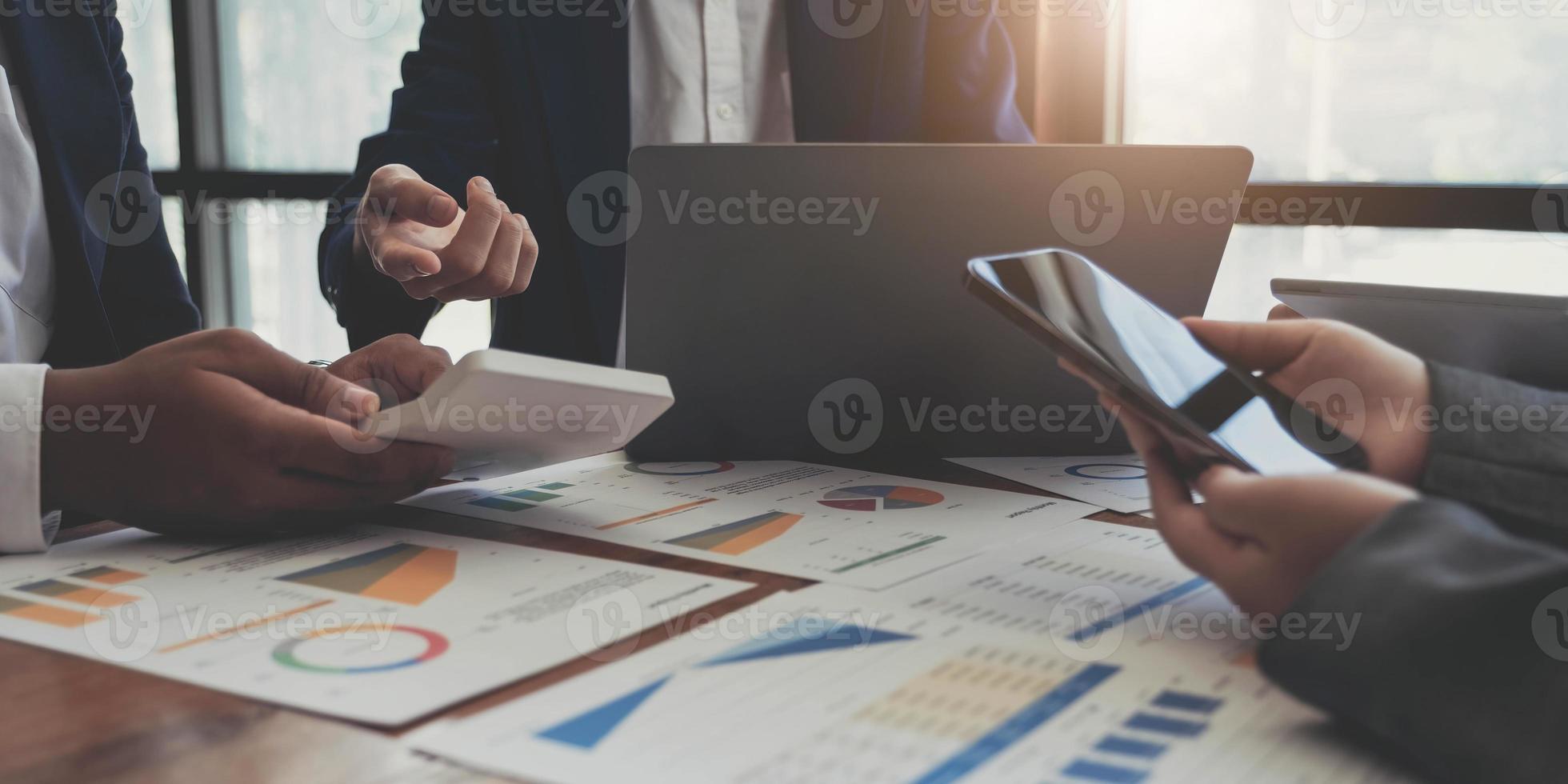 bedrijfsadviseur die financiële cijfers analyseert die de voortgang in het werk van het bedrijf aangeven foto