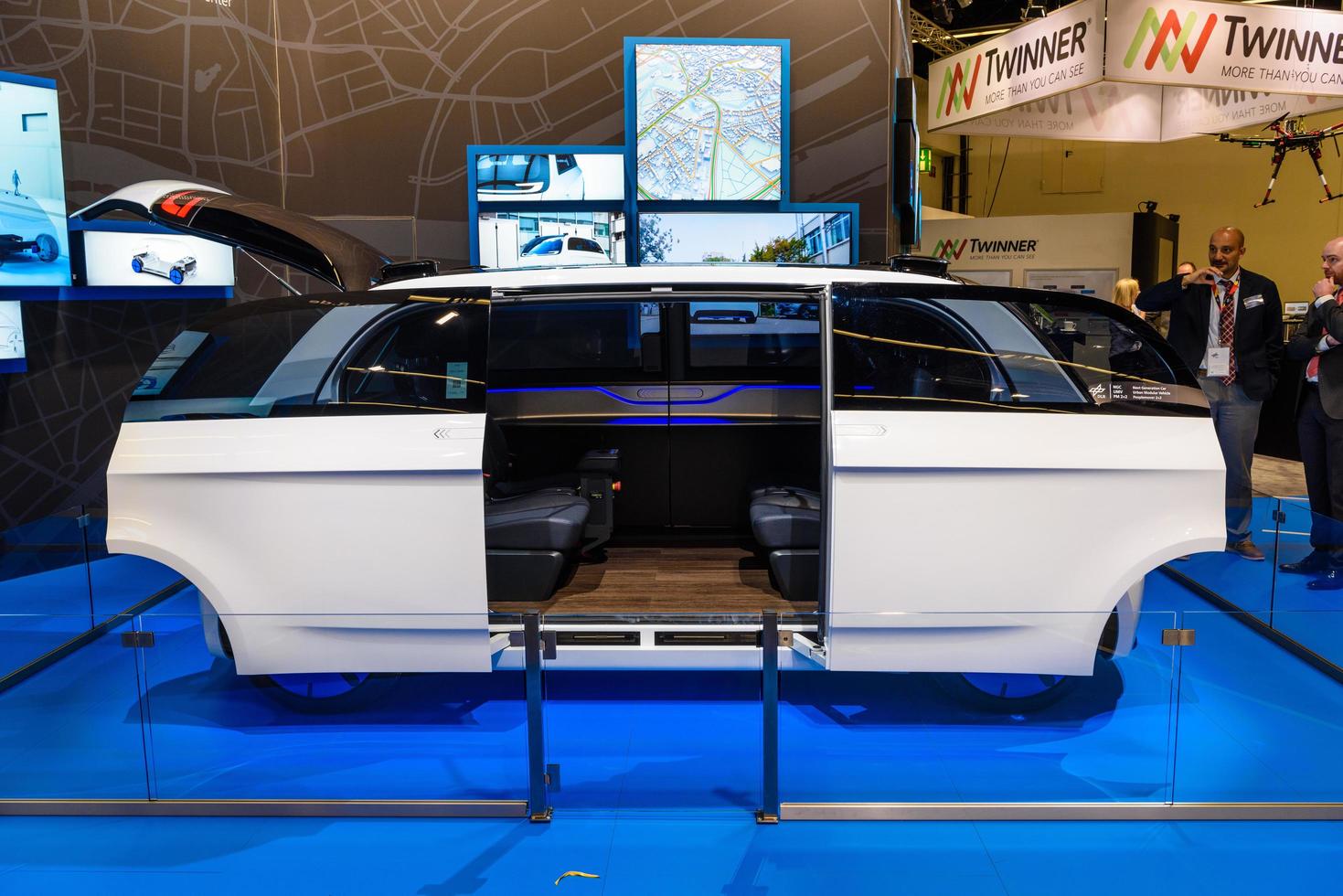 frankfurt, duitsland - sept 2019 witte autonome pendelbus dlr ngc umv stedelijk modulair voertuig, iaa internationale autoshow autotentoonstelling foto