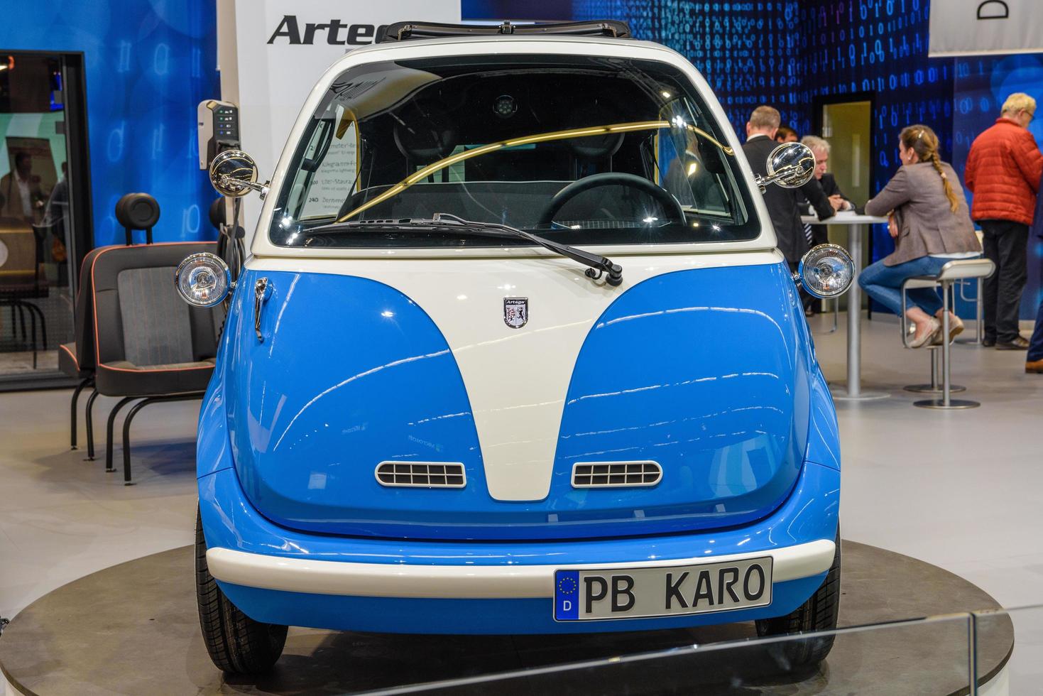 Frankfurt, Duitsland - september 2019 wit blauw microlino klein elektrisch auto, iaa Internationale motor tonen auto tentoonstelling foto