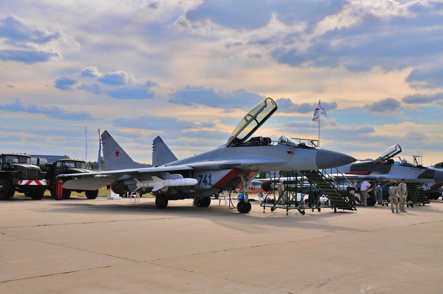 Moskou, Rusland - aug 2015 vechter vliegtuig mig-29 steunpunt prese foto