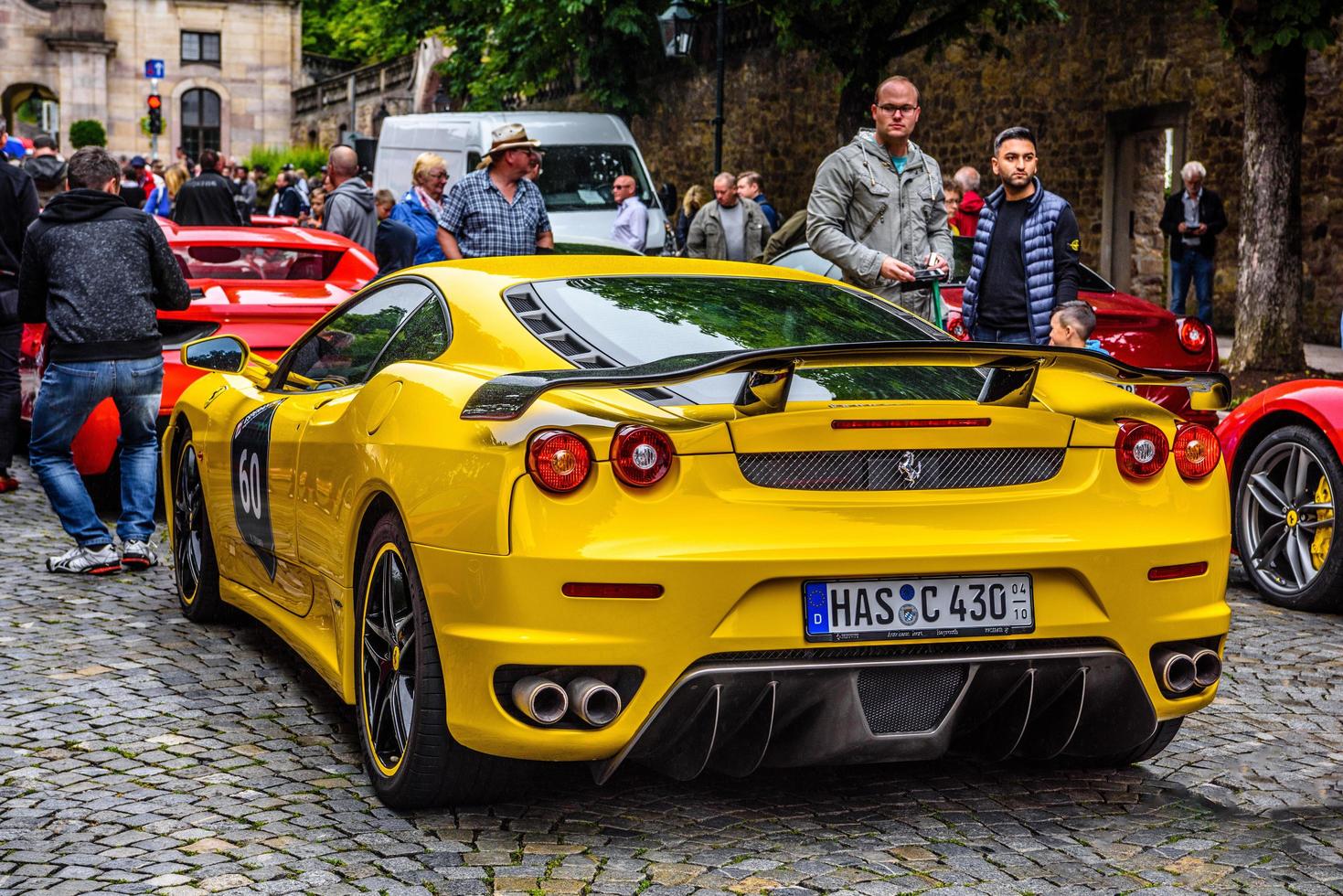 duitsland, fulda - jul 2019 achteraanzicht lichten van geel ferrari f43 foto