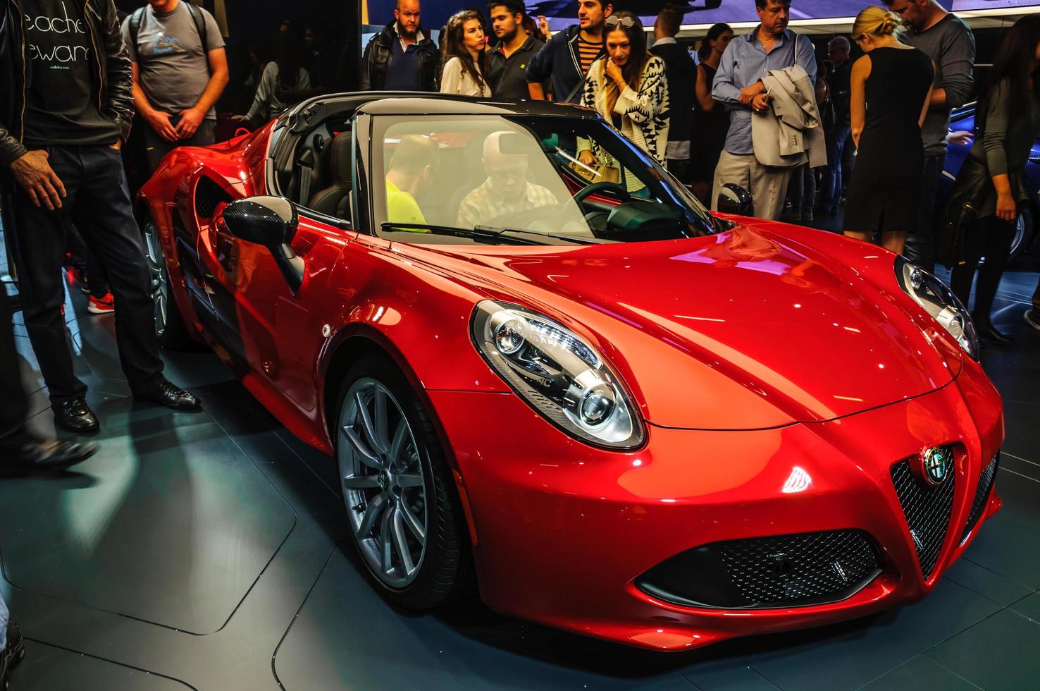 frankfurt - sept 2015 alfa romeo 4c gepresenteerd op iaa internatio foto