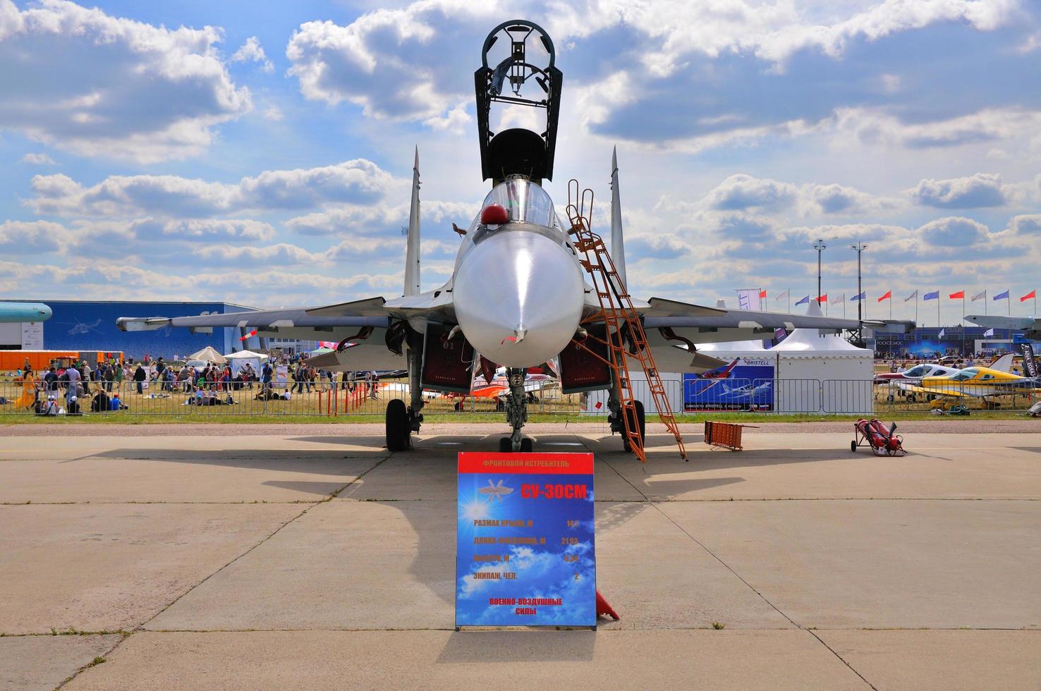 Moskou, Rusland - aug 2015 vechter vliegtuig zo-30 flanker-c druk op foto