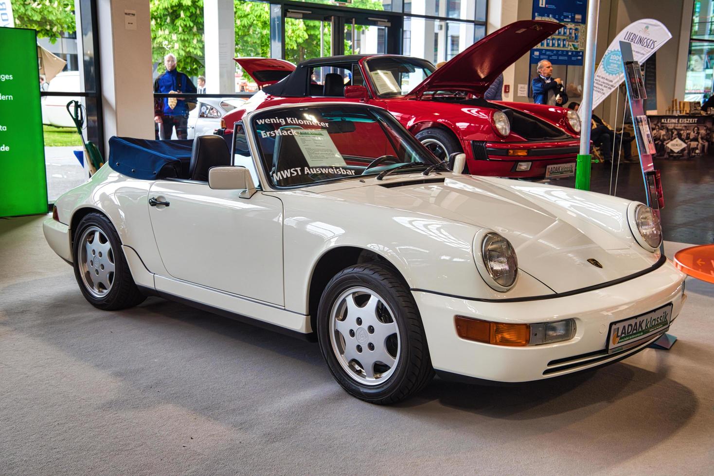 friedrichshafen - mei 2019 wit porsche 911 964 carrera 4 1990 cabrio Bij motorwereld klassiekers bodensee Aan mei 11, 2019 in friedrichshafen, Duitsland foto