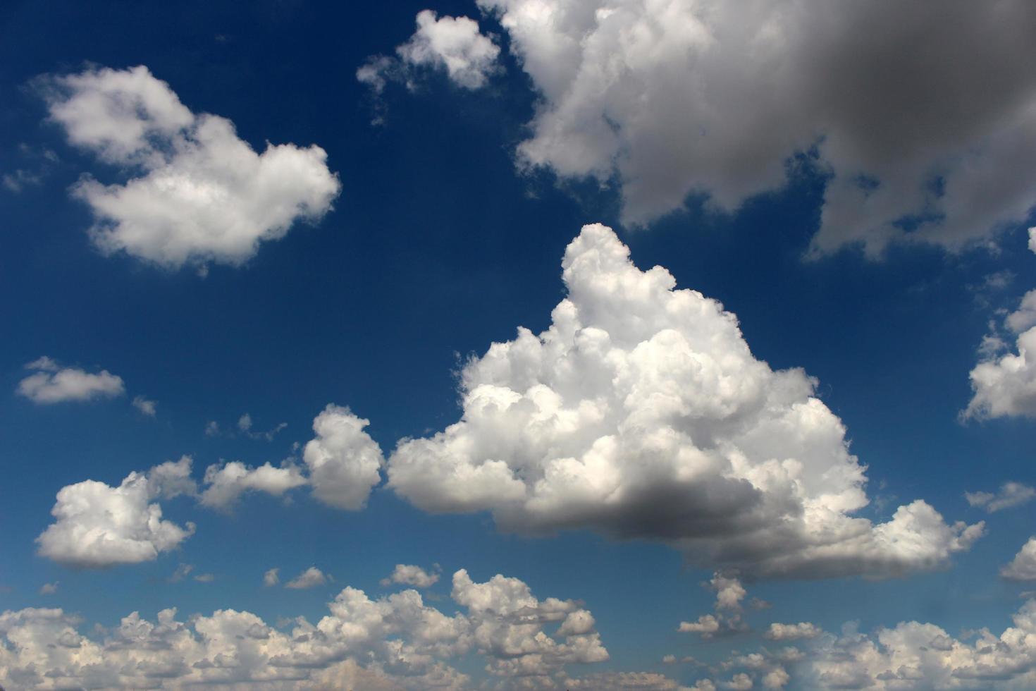 blauwe hemel met wolk achtergrond foto