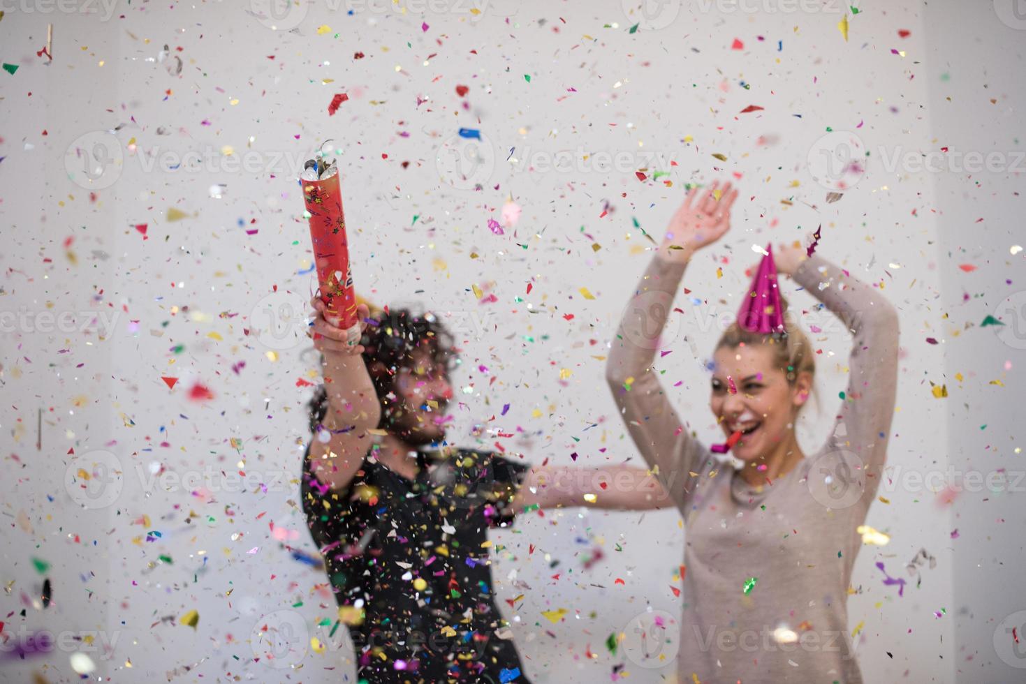 romantisch jong paar vieren partij met confetti foto